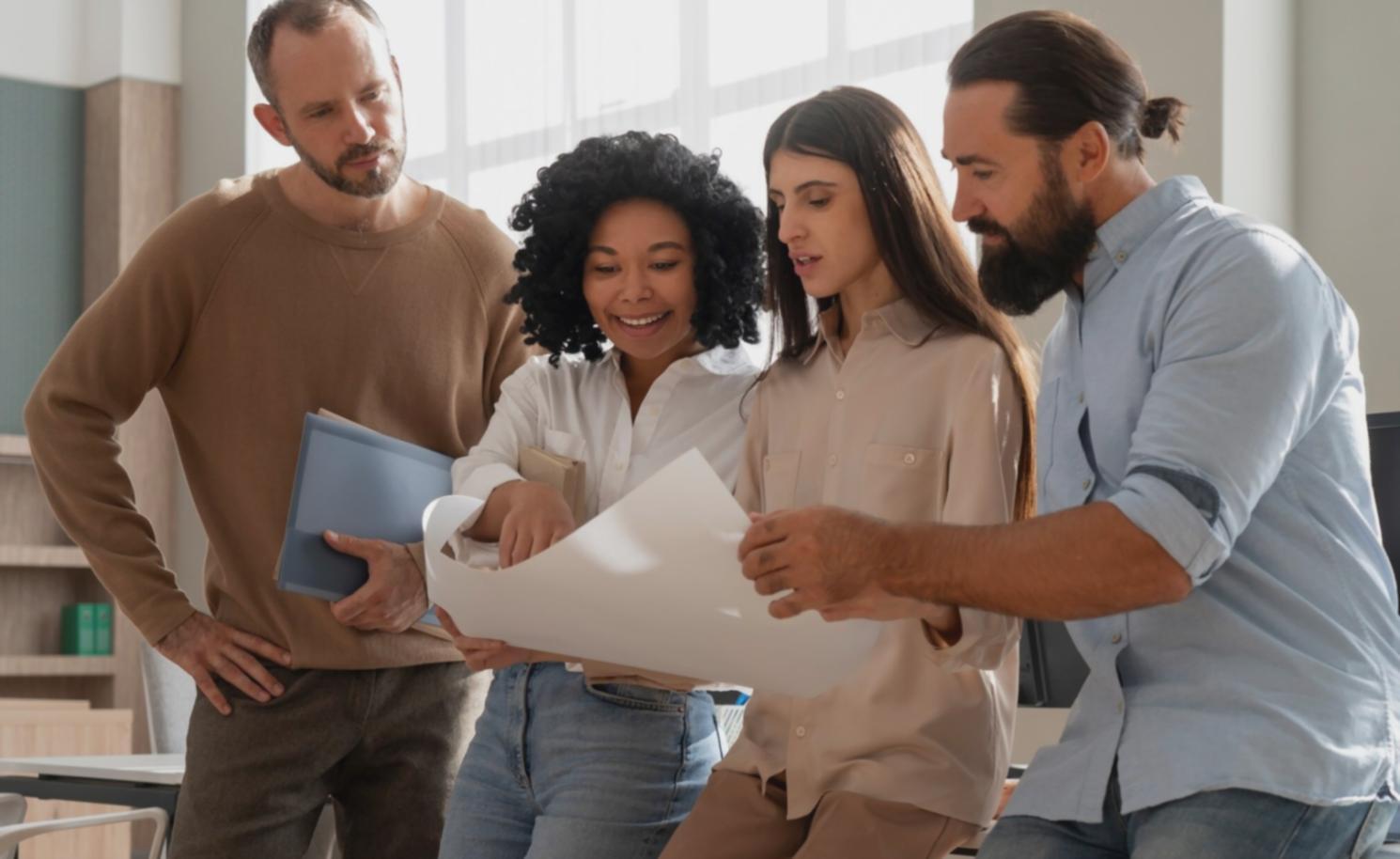 Equipo de sontiqusar trabajando en análisis financiero