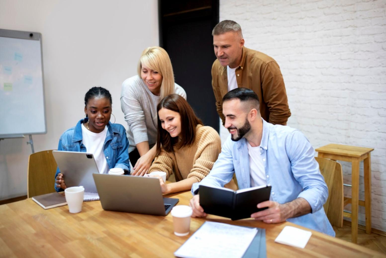 Dashboard financiero mostrando métricas clave y KPIs presupuestarios